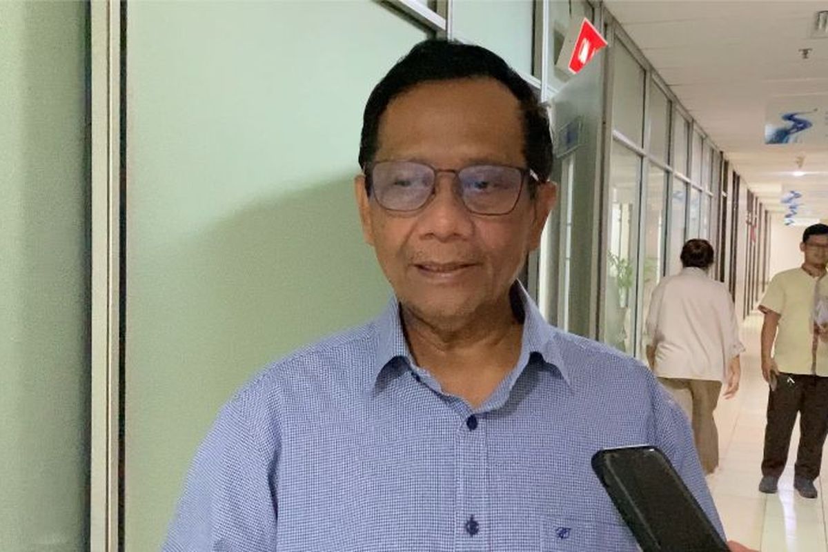 Pakar Hukum Tata Negara Mahfud MD saat berkunjung ke Gedung Kompas Gramedia, Jakarta Pusat, Senin (5/5/2025). 