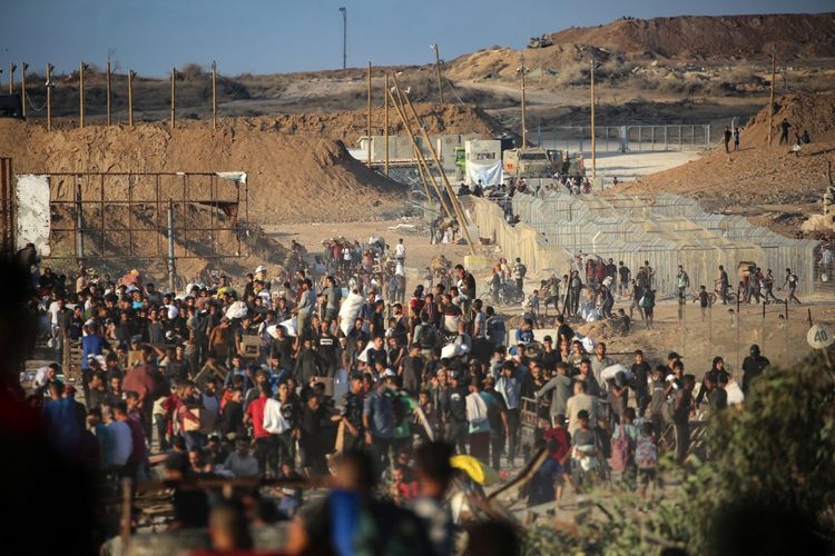 Warga Palestina berkerumun di titik distribusi bantuan yang didirikan oleh Yayasan Kemanusiaan Gaza (GHF) yang dikelola swasta, dekat kamp pengungsi Nuseirat di Jalur Gaza tengah pada tanggal Rabu (25/6/2025). Program Pangan Dunia PBB pada Kamis (28/8/2025) sebut Gaza alami kelaparan parah dan butuh 200 titik distribusi pangan diaktifkan untuk selamatkan warga rentan.