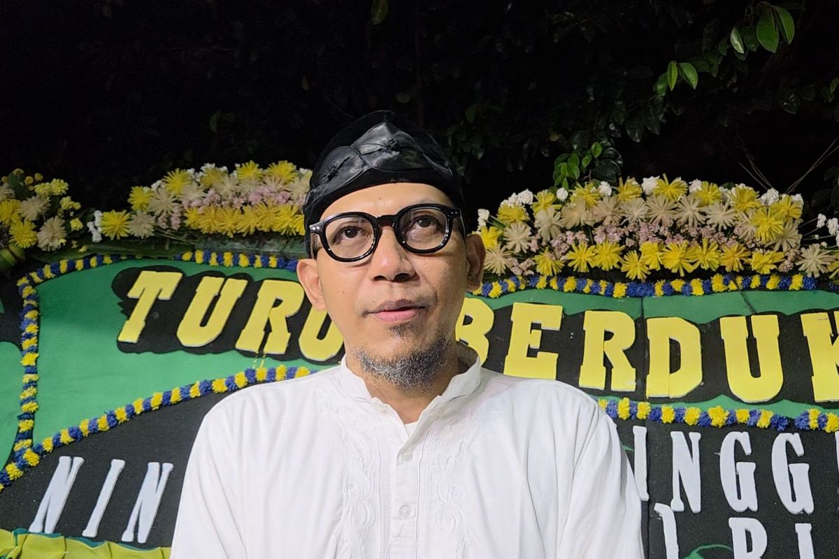 Suami mendiang Mpok Alpa, Ajie Darmaji saat ditemui di kediamannya, Kamis (21/8/2025)