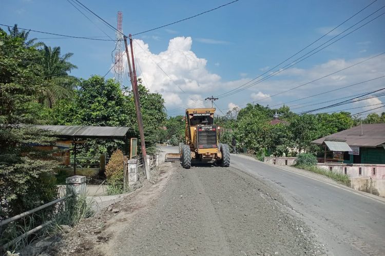 Di Tengah Keterbatasan Anggaran, Gubernur Abdul Wahid Konsisten Genjot Perbaikan Jalan di Riau
